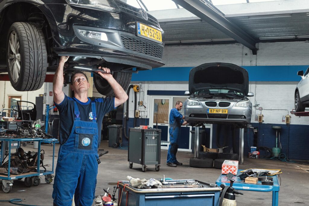 Monteur voert een onderhoudsbeurt uit aan een auto